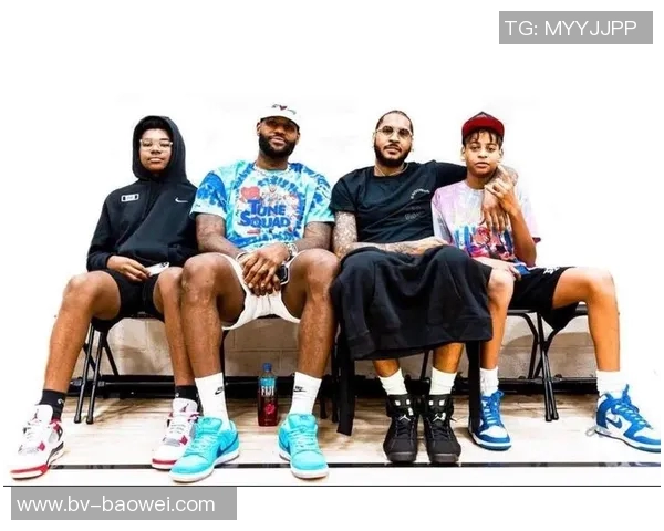 詹姆斯与画家亲密合影庆祝传递兄弟情谊与骄傲之情 詹姆斯与画家亲密合影庆祝传递兄弟情谊与骄傲之情