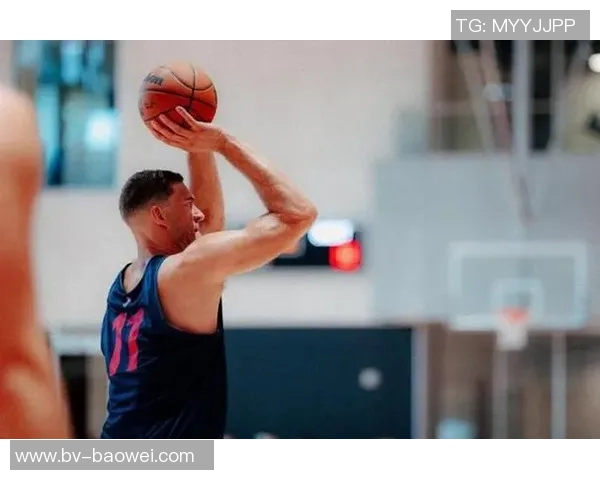 快船训练营首日盛况:灯泡组合同框小卡与比尔携手出击 快船训练营首日盛况:灯泡组合同框小卡与比尔携手出击