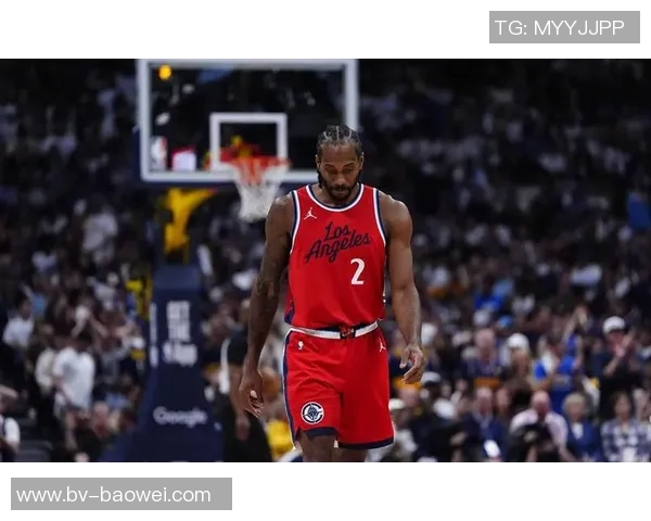 莱昂纳德半场表现出色高效贡献13分3篮板4助攻1抢断助力球队