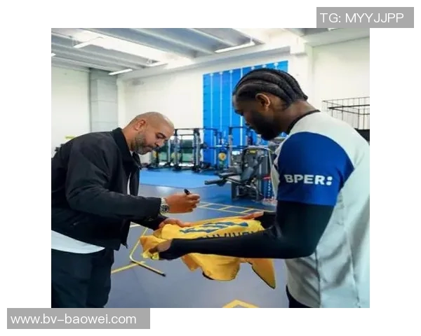 国米官方社交媒体分享图拉姆与阿德里亚诺合影瞬间前辈签名传承情怀