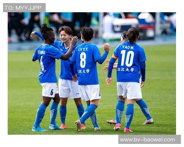 武汉车谷江大女足赛后自豪展示国旗合影庆祝中国骄傲时刻